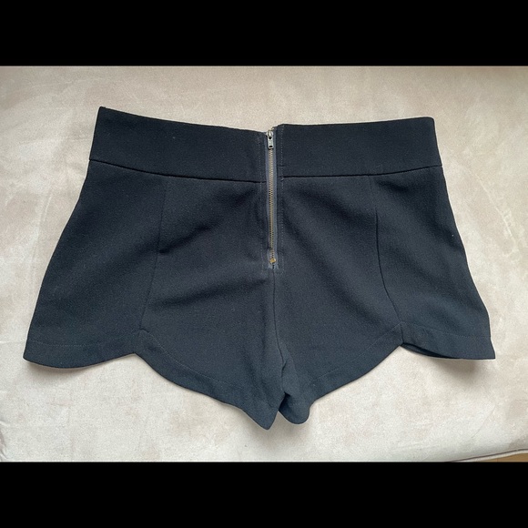 Super cute black shorts - Picture 2 of 3